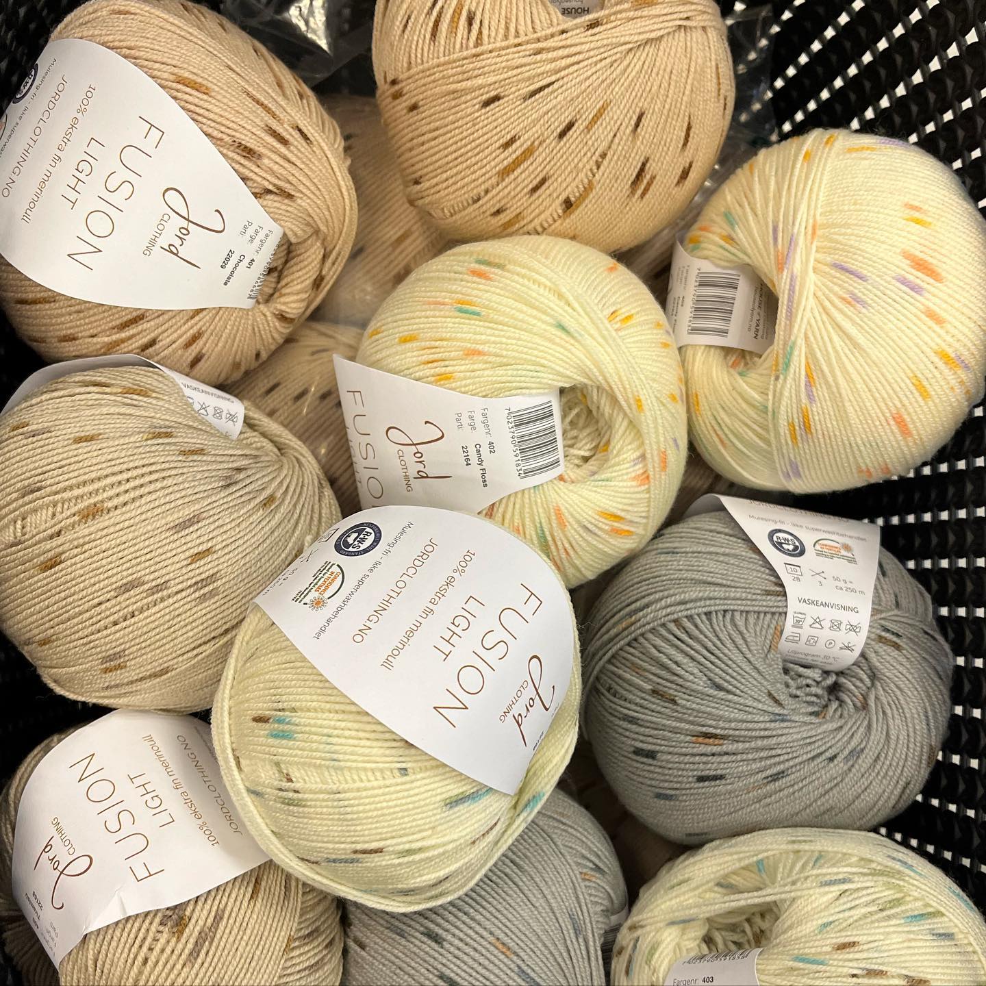 Garn i lyse farger