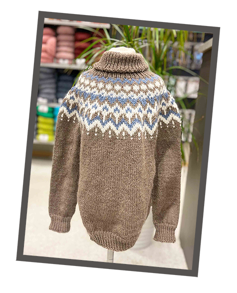 Brun genser med mønster